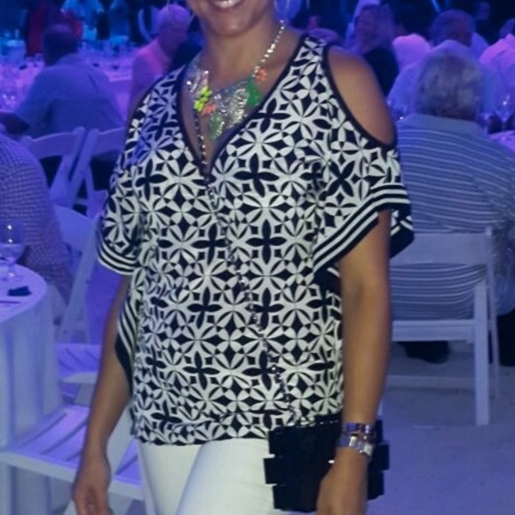 TRINA TURK 100% Silk Top Black White Cold Shoulder Mosaic Tile Print - Picture 1 of 7